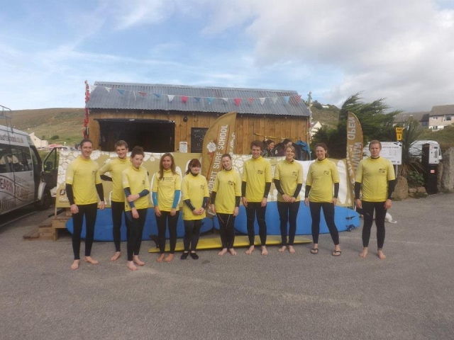  Le surf c'est super à faire entre amis 